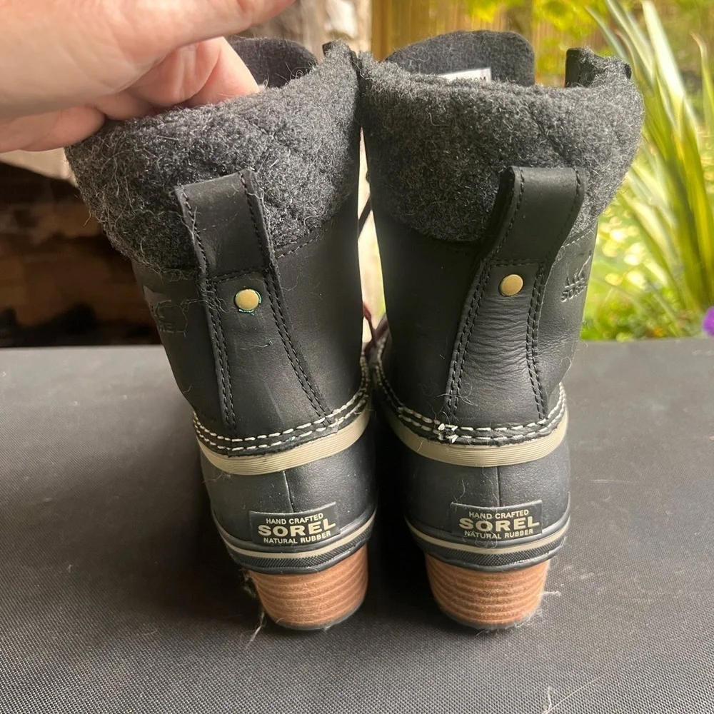 Sorel Charcoal Slimpack ll Lace Boots with Crimson Details NWOT. Never Worn 8
